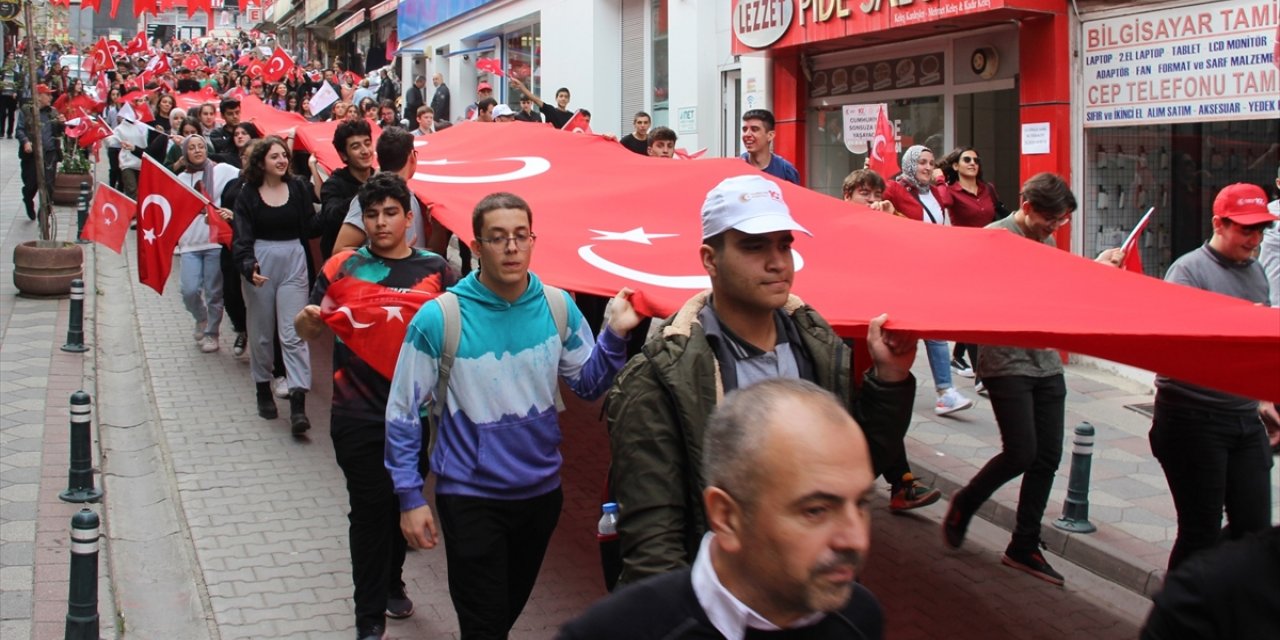 Artvin'de 50 metre uzunluğundaki Türk bayrağıyla "Cumhuriyet Yürüyüşü" yapıldı