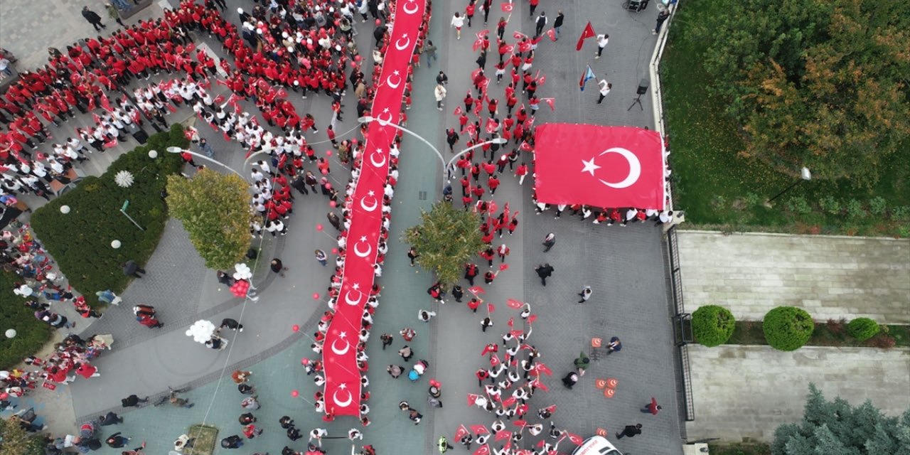 Bolu'da öğrenciler 200 metre uzunluğundaki Türk bayrağıyla "Cumhuriyet" yürüyüşü yaptı