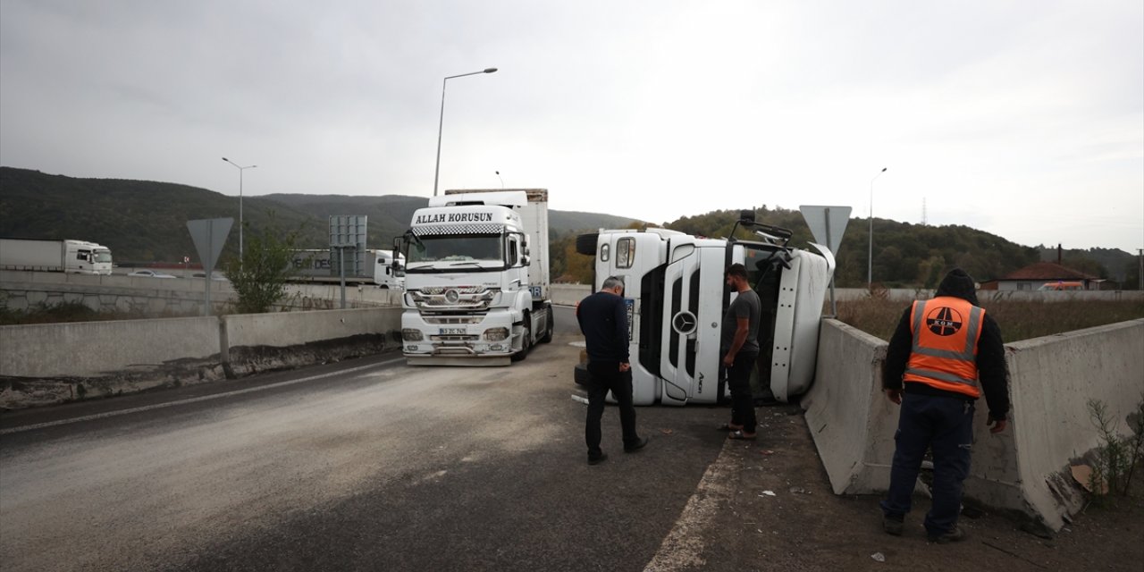 Düzce'de devrilen tırın sürücüsü yaralandı