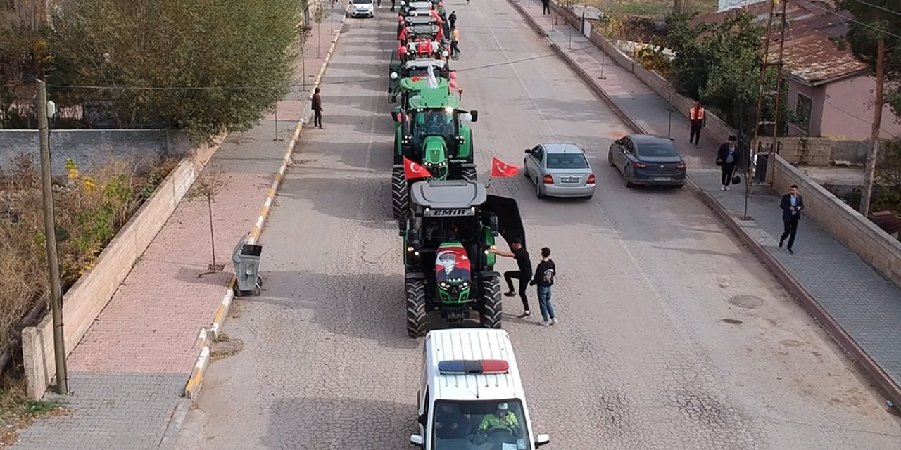 Sivas'ta çiftçiler Cumhuriyet'in 100. yılında 100 traktörle konvoy düzenledi