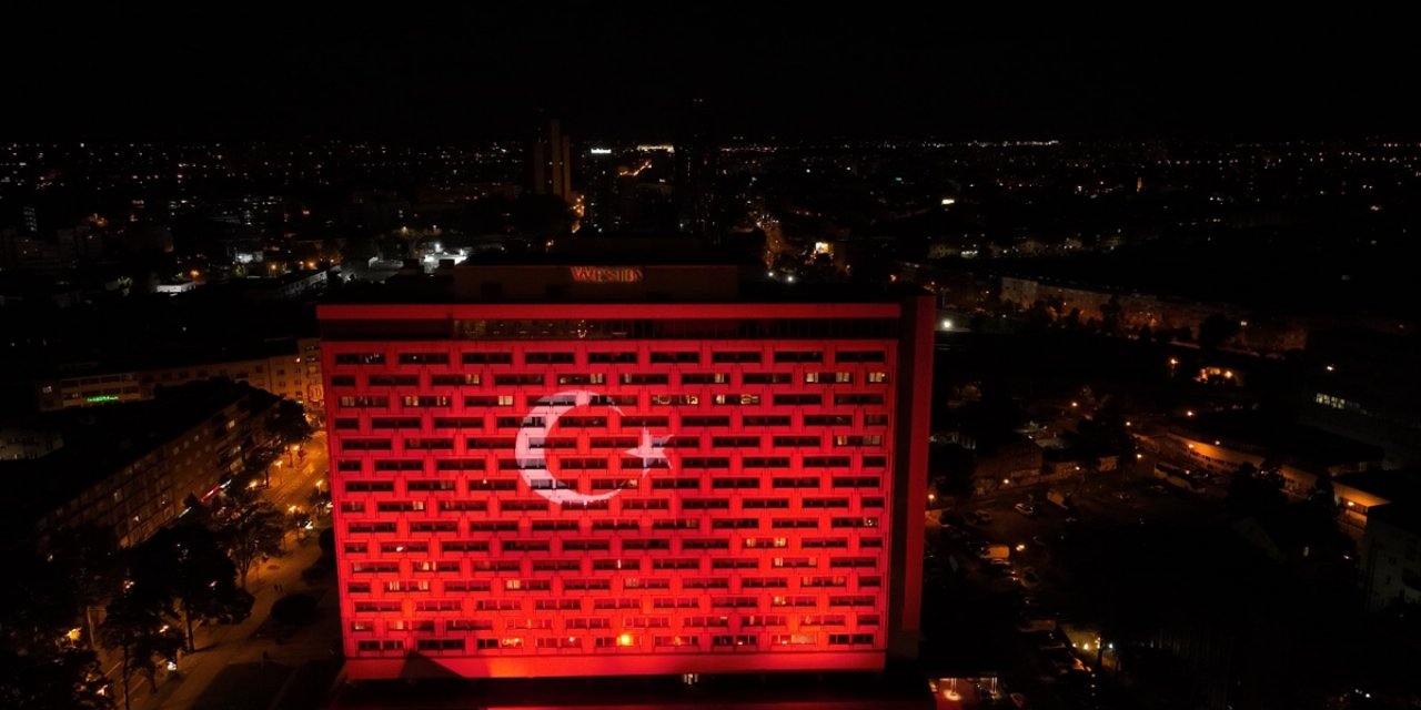 Zagreb'deki yüksek bina Türk bayrağı renkleriyle aydınlatıldı