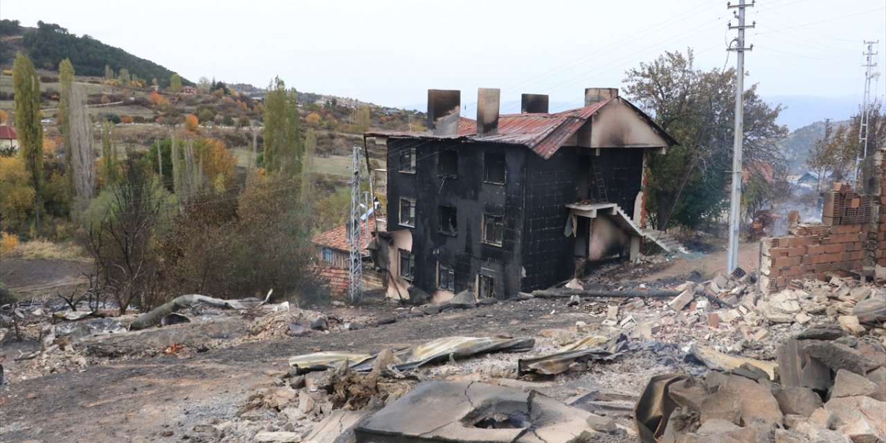 GÜNCELLEME - Kastamonu'da 53 yapıyı etkileyen yangın söndürüldü