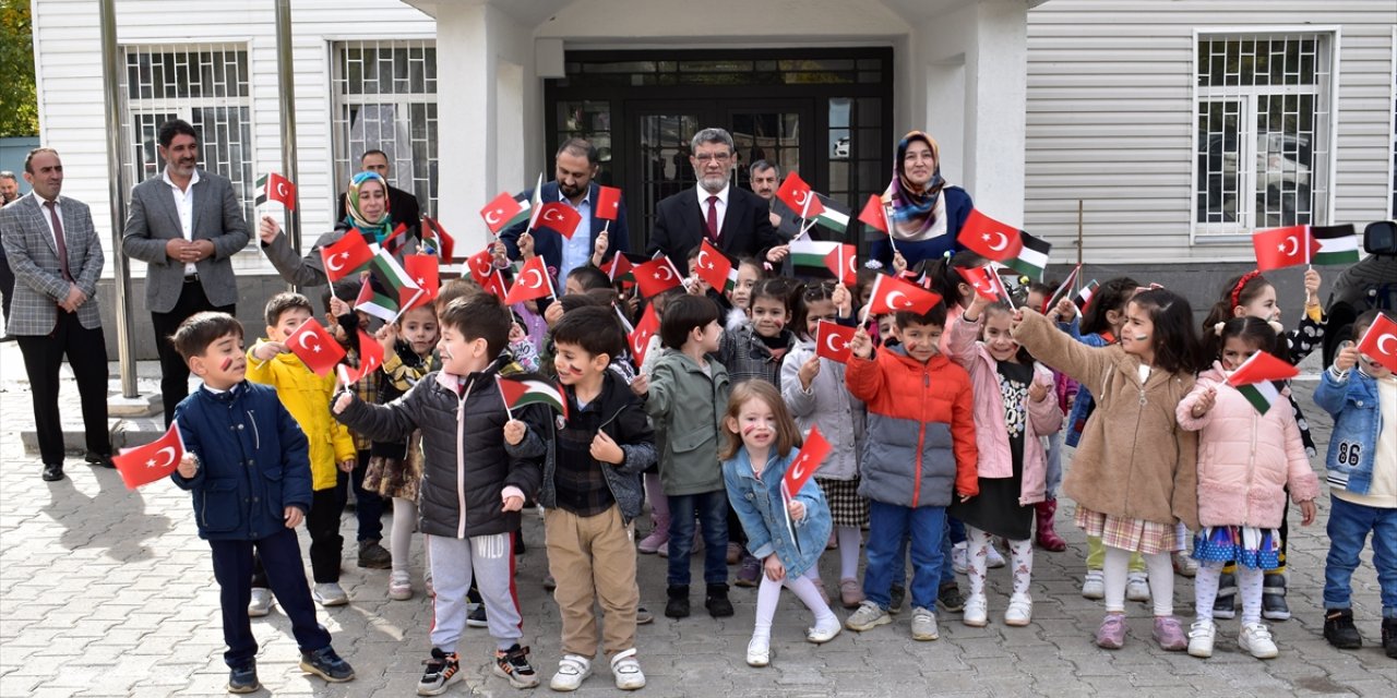 Bitlis'te minik öğrencilerden kumbaralarında biriktirdikleri paralarla Filistinlilere yardım