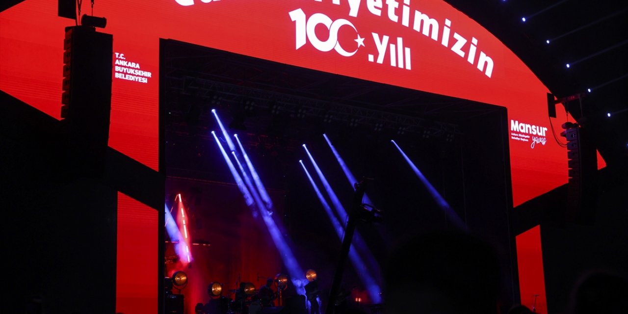 Athena, Cumhuriyet'in 100. yılı kutlamaları kapsamında Ankara'da konser verdi