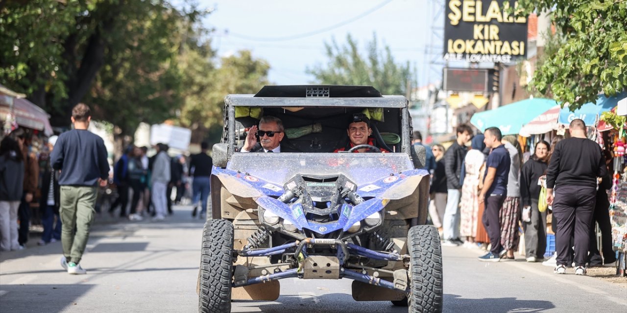 Şampiyon pilotların off-road araçlarında co-pilot olan gaziler şehitlik ve anıtları gezdi