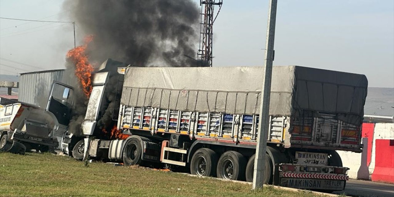 Şırnak'ta freni boşalan kömür yüklü kamyon bariyerlere çarptıktan sonra yandı