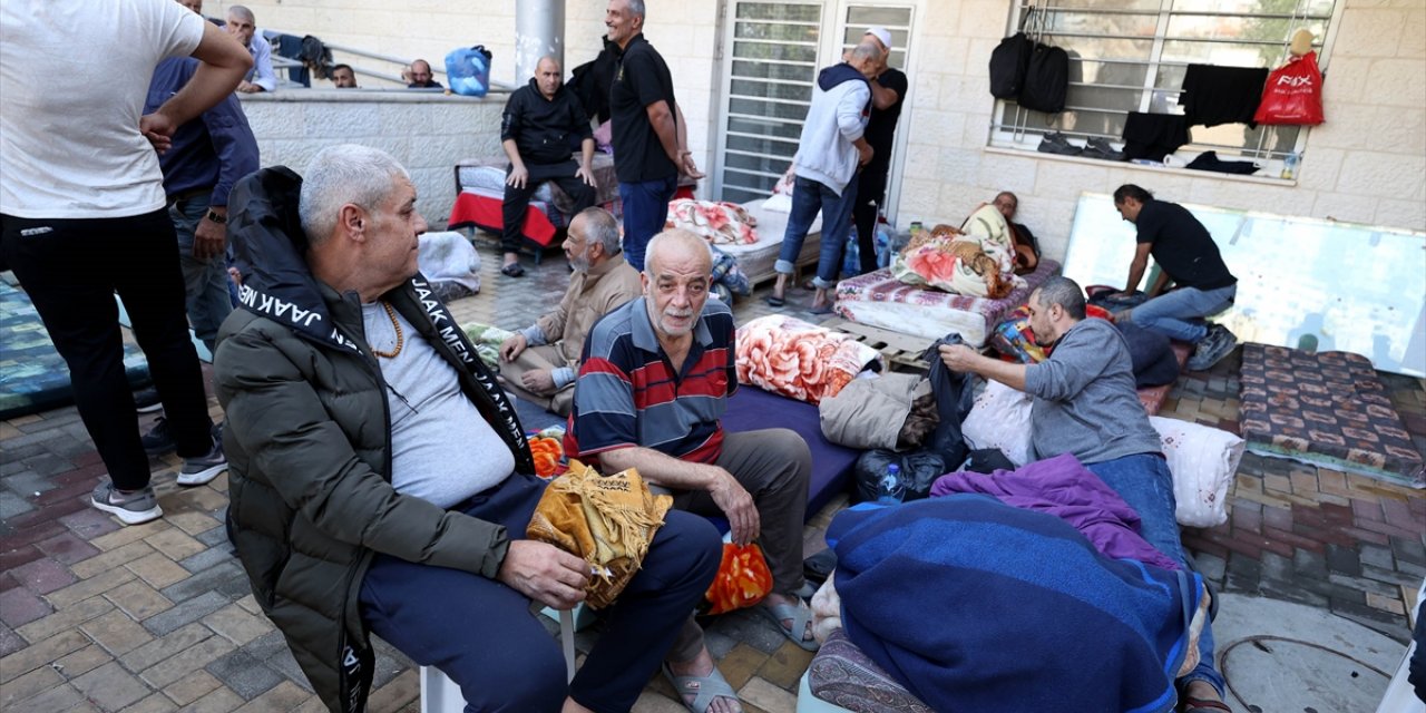 Batı Şeria’da mahsur kalan Gazzeli işçiler, ucunda ölüm de olsa ailelerinin yanına dönmek istiyor