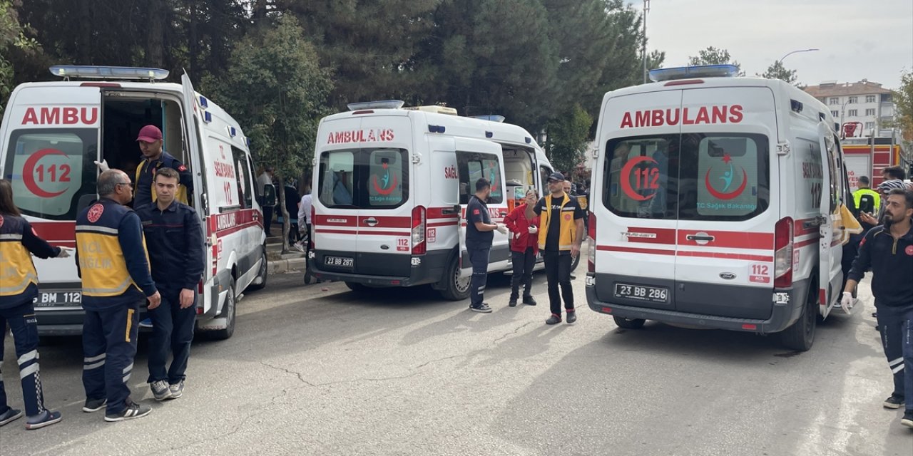 Elazığ'da freni patlayan midibüs 2 araca çarptı, 16 kişi yaralandı