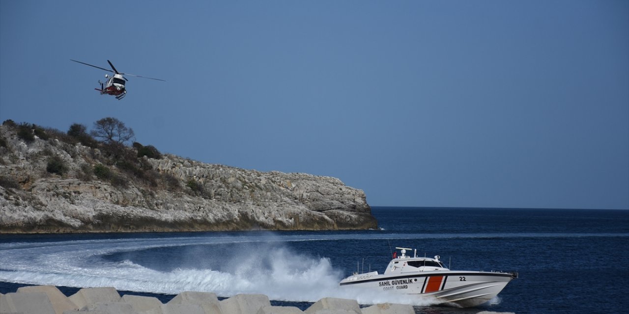 Amasra'da sahil güvenlik helikopteri ve botlarla Cumhuriyet'in 100. yılına özel gösteri yapıldı