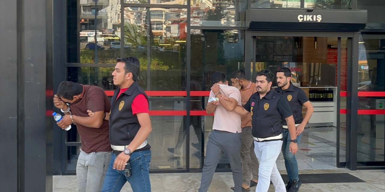 Antalya'da kendilerini polis olarak tanıtarak yaşlı kadını dolandıran 3 zanlı tutuklandı