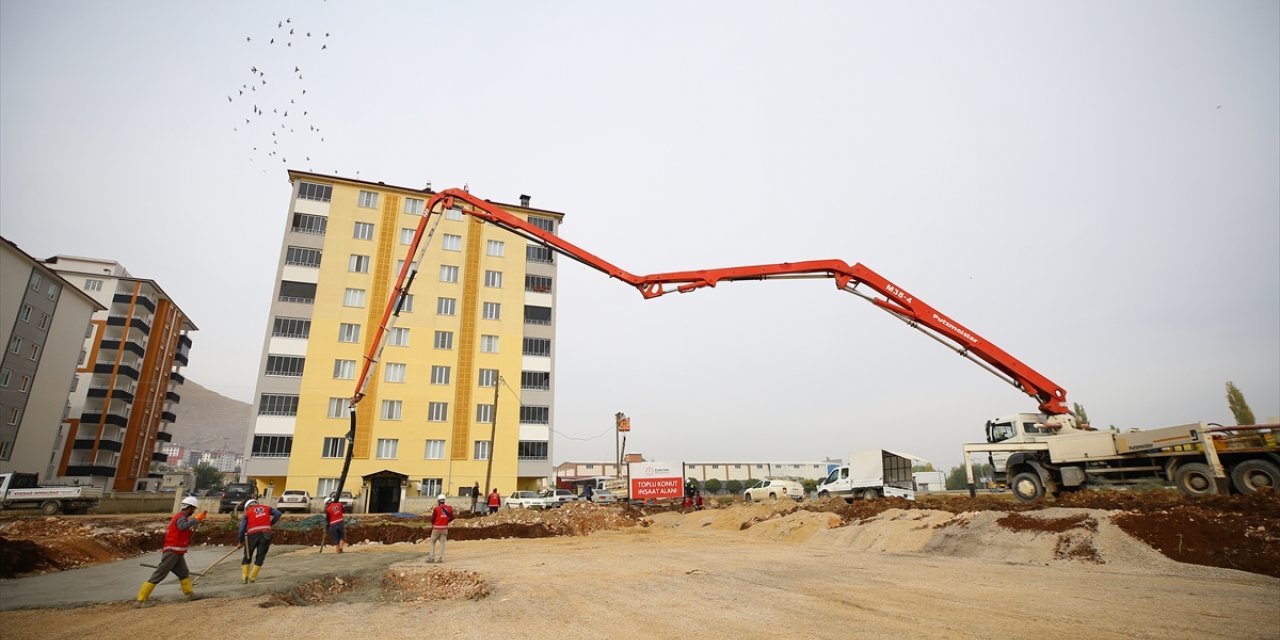 Elbistan'da dar gelirli depremzedeler için yapılan 40 konutun ilk harcı döküldü