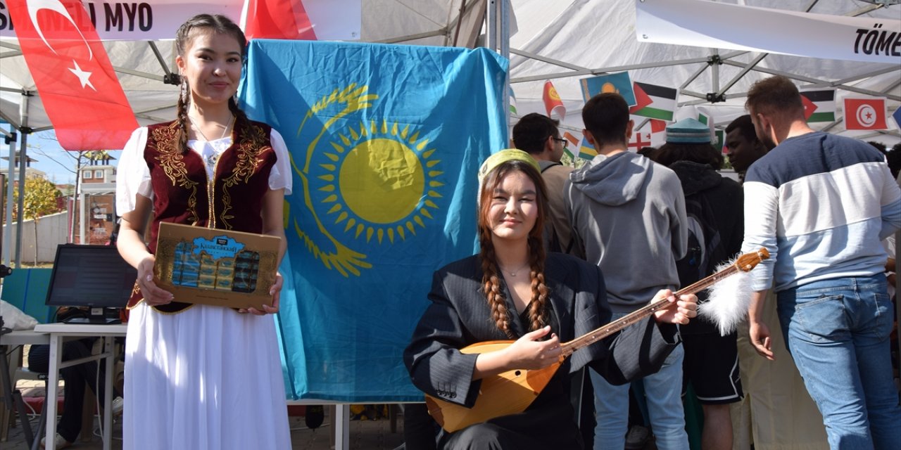 Bilecik'teki Bilim Şenliği'nde uluslararası öğrenciler halk danslarını sergiledi