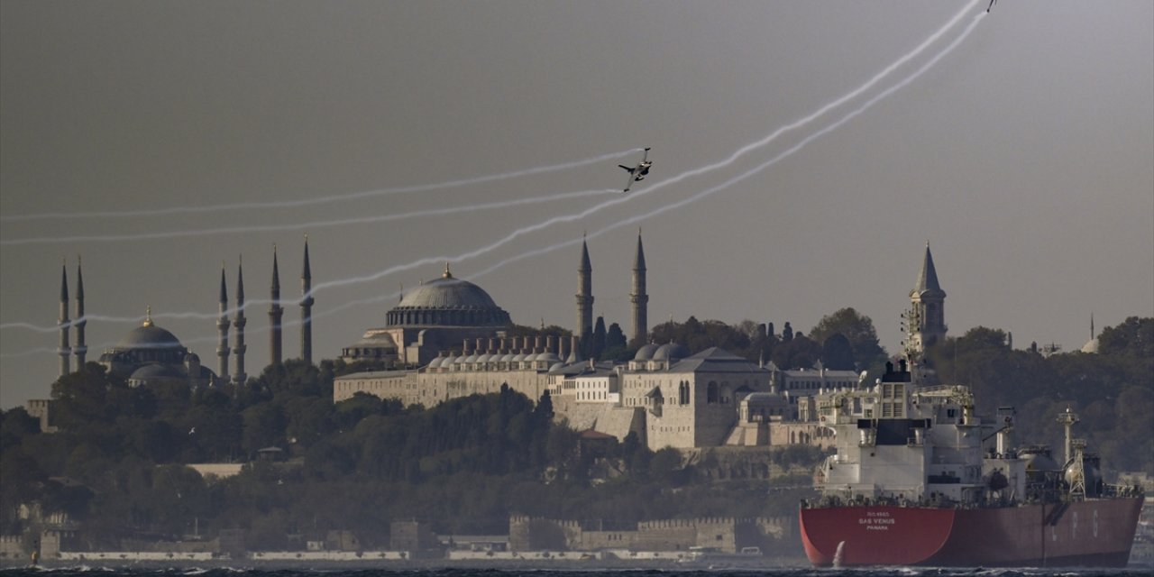 Türk Yıldızları ve SOLOTÜRK İstanbul Boğazı'nda prova uçuşu yaptı