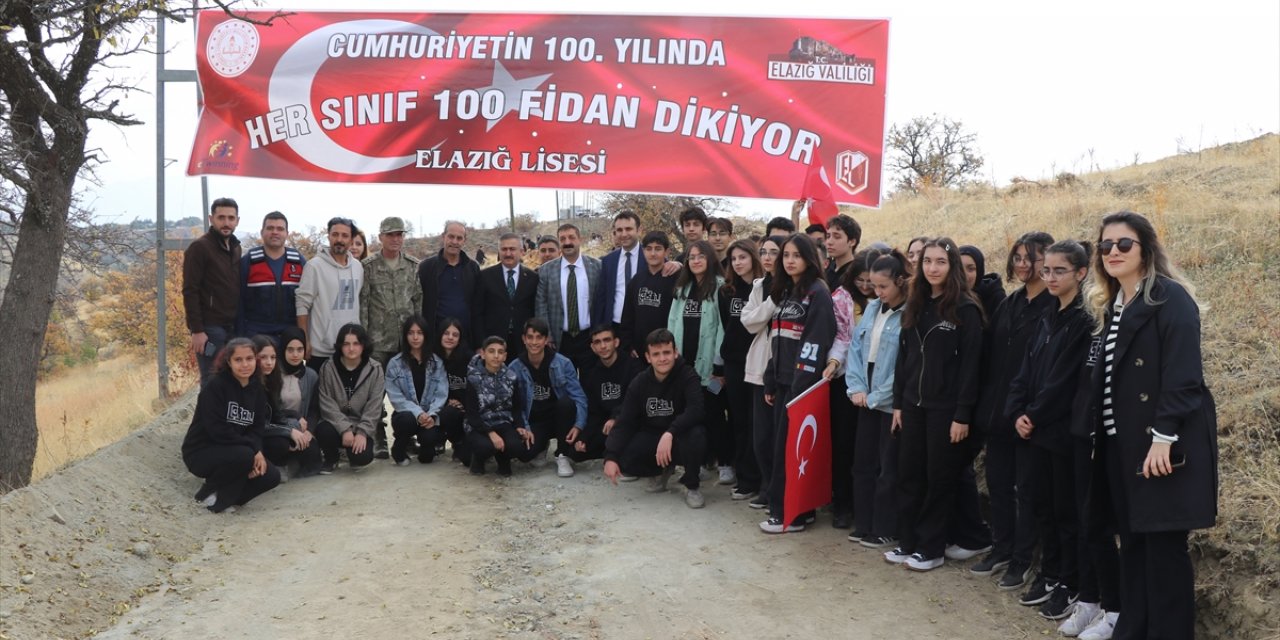 Elazığ'da Cumhuriyet'in 100. yılı dolayısıyla 10 bin fidan toprakla buluşturuldu