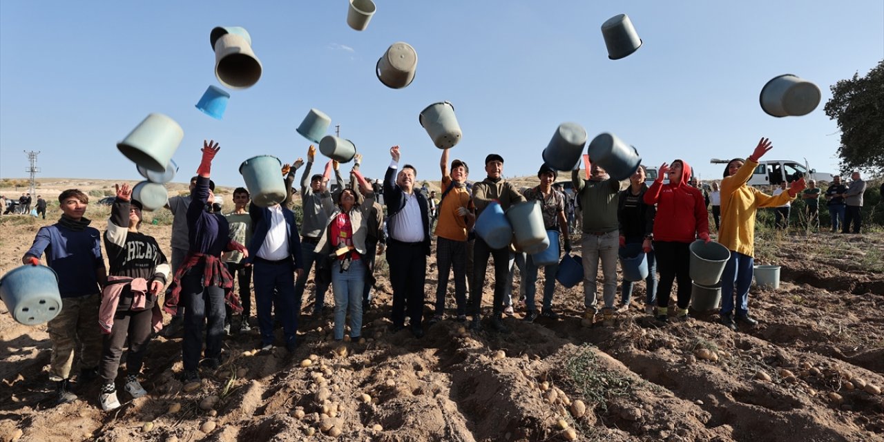 Nevşehir Valisi Ali Fidan, patates hasadında işçilerle "kova attı"