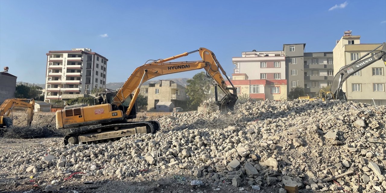 Kahramanmaraş’ta ağır hasarlı binaların kontrollü yıkımı sürüyor