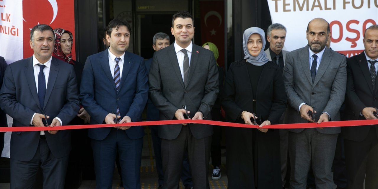 Kahramanmaraş'ta "100 Yıldır Aynı Aşk ve Heyecanla" isimli fotoğraf sergisi açıldı