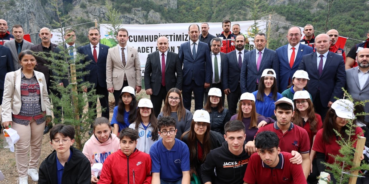 Artvin'de Cumhuriyet'in 100'üncü yılında 1923 fidan toprakla buluşturuldu