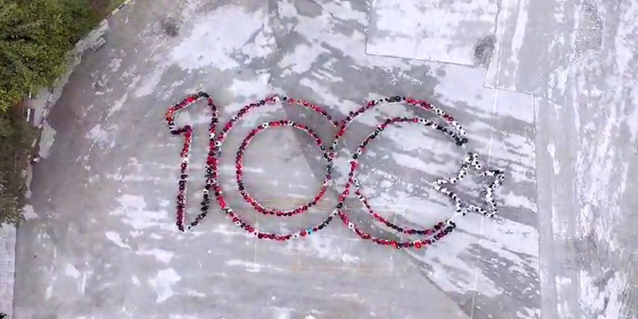 Karabük'te öğrenciler "100. yıl" koreografisi oluşturdu