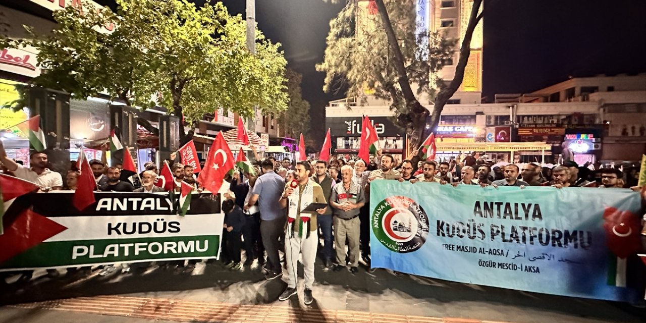 İsrail'in abluka altındaki Gazze'ye saldırıları Antalya'da protesto edildi