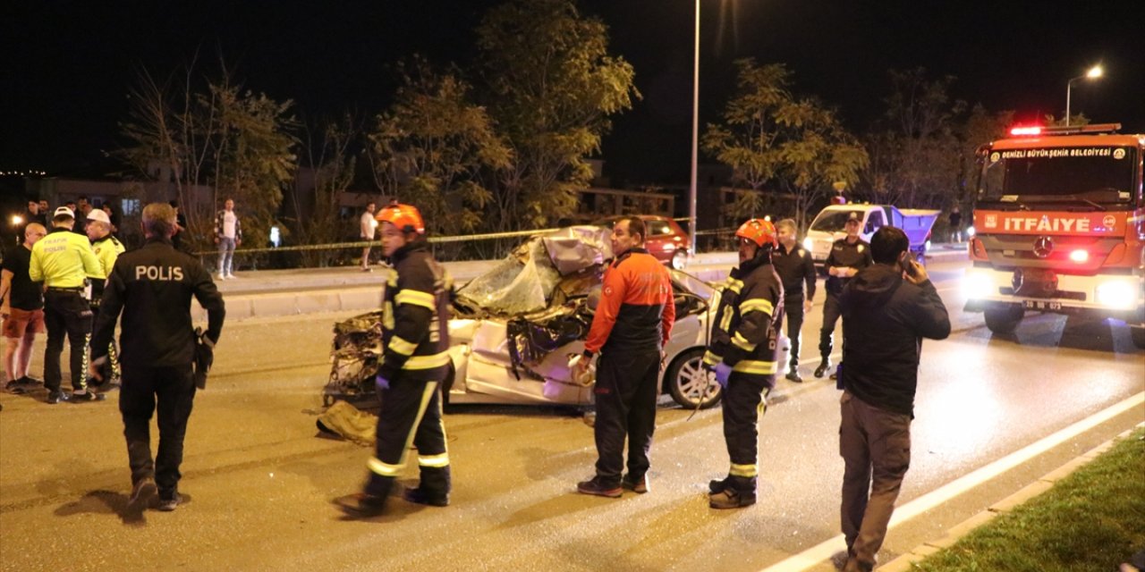 Denizli'de tıra çarpan otomobilin sürücüsü öldü