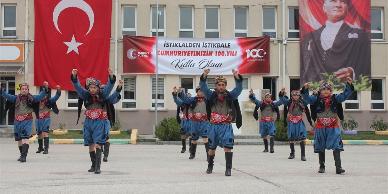 Amasya'da öğretmen ve öğrencilerden "100. yıl" koreografisi