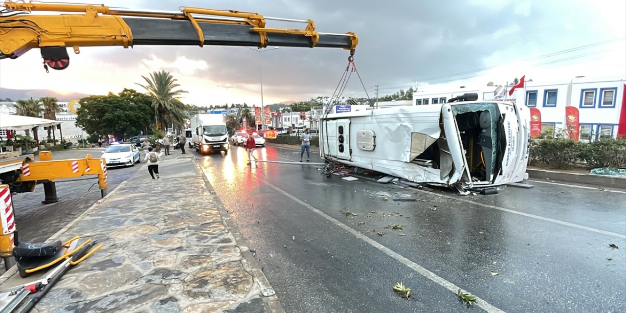 Bodrum'da devrilen midibüsle otomobil çarpıştı, 1'i çocuk 4 kişi yaralandı