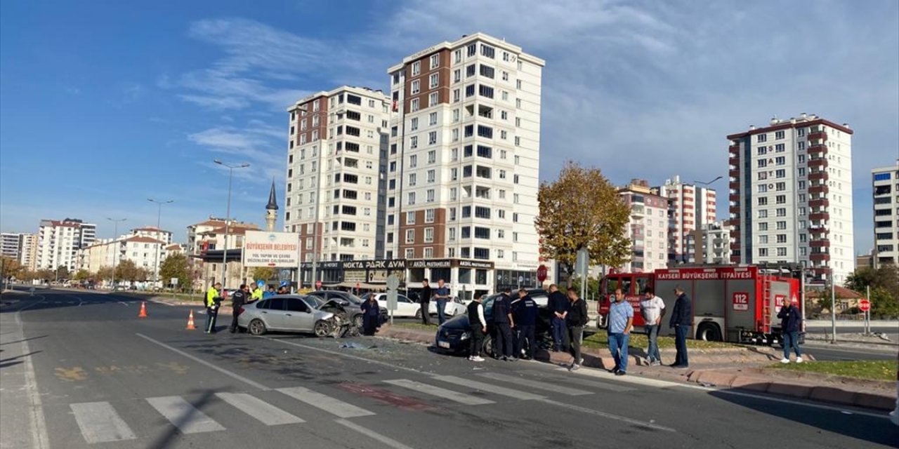 Kayseri'de iki otomobilin çarpıştığı kazada 2 kişi yaralandı