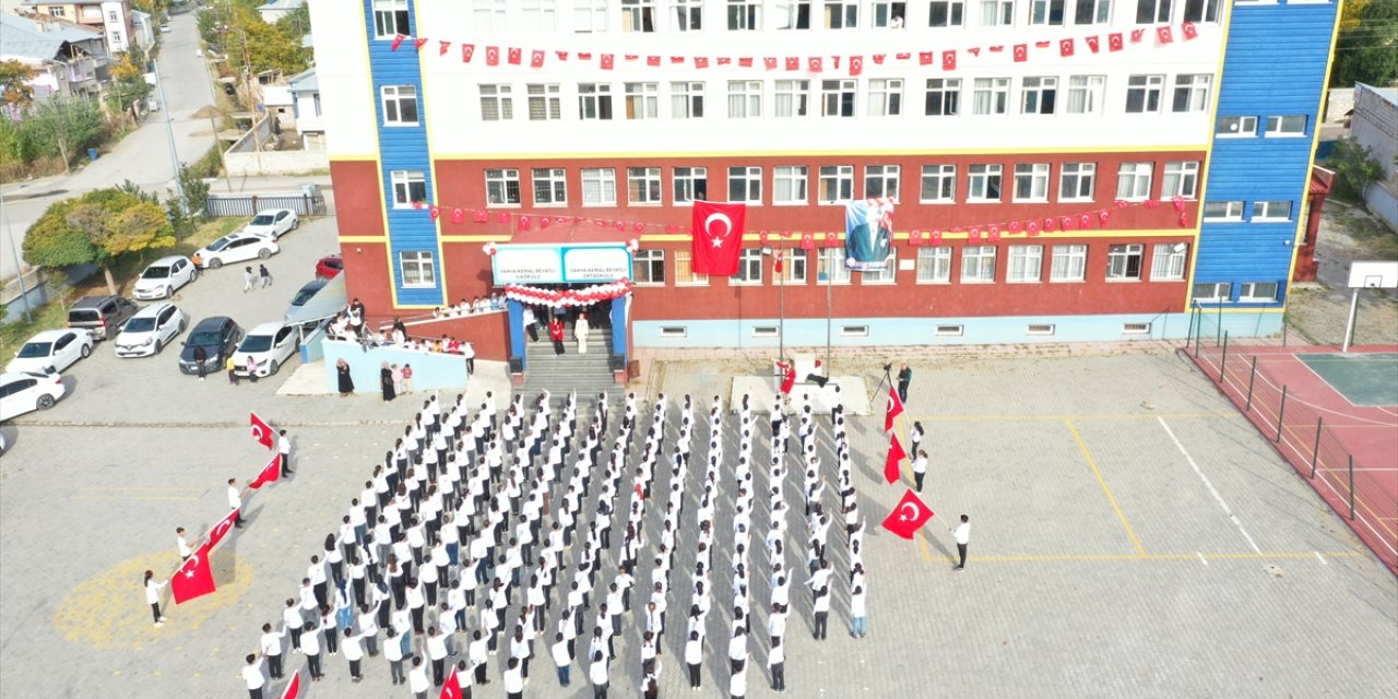 Van'da öğrenciler Cumhuriyet'in 100. yıl dönümünü kutladı