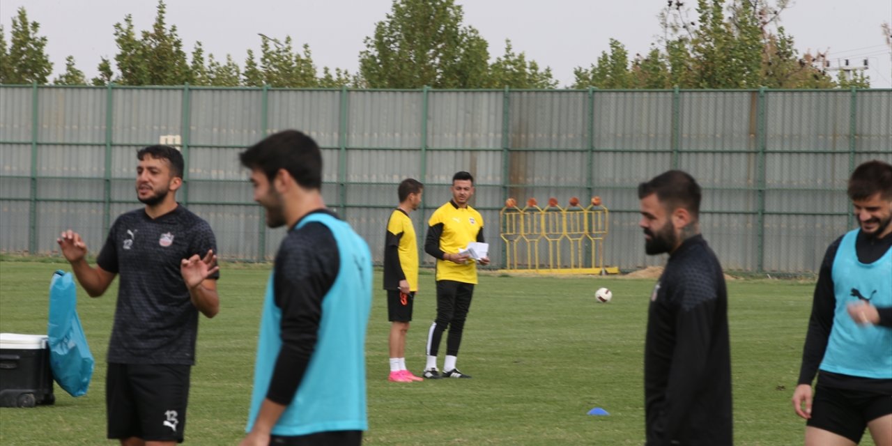 Profesyonel futbol liglerin en genç teknik direktörü, takımını üst liglere çıkarmayı hedefliyor