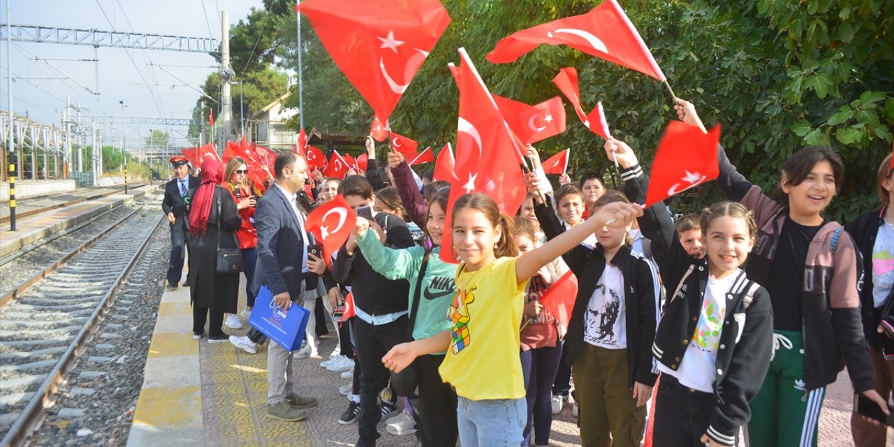 Balıkesirli öğrenciler 100'üncü yıl coşkusuna bayraklarla bindikleri trende kitap okuyarak katıldı