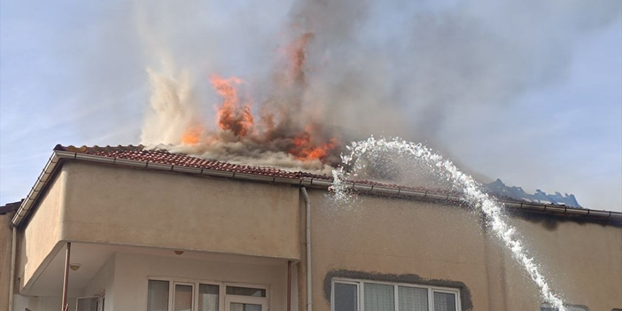 Afyonkarahisar'da bir binanın çatısında çıkan yangın söndürüldü