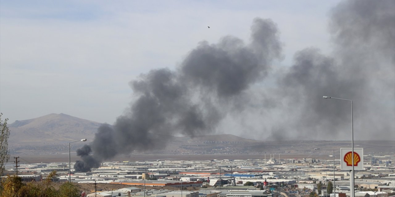 Kayseri'de yatak fabrikasında çıkan yangına müdahale ediliyor