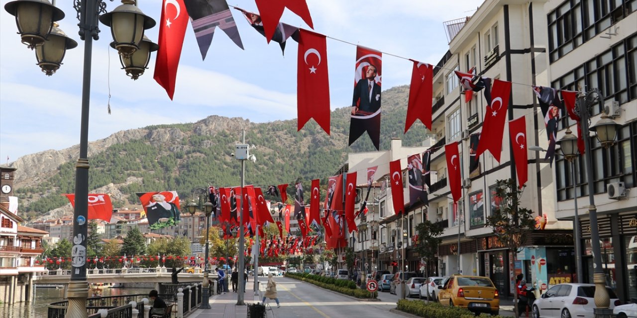 Cumhuriyet'in doğum belgesinin imzalandığı Amasya kırmızı beyaza büründü