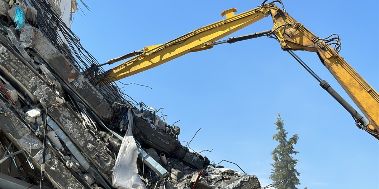 Adıyaman'da ağır hasarlı binaların yıkımı sürüyor