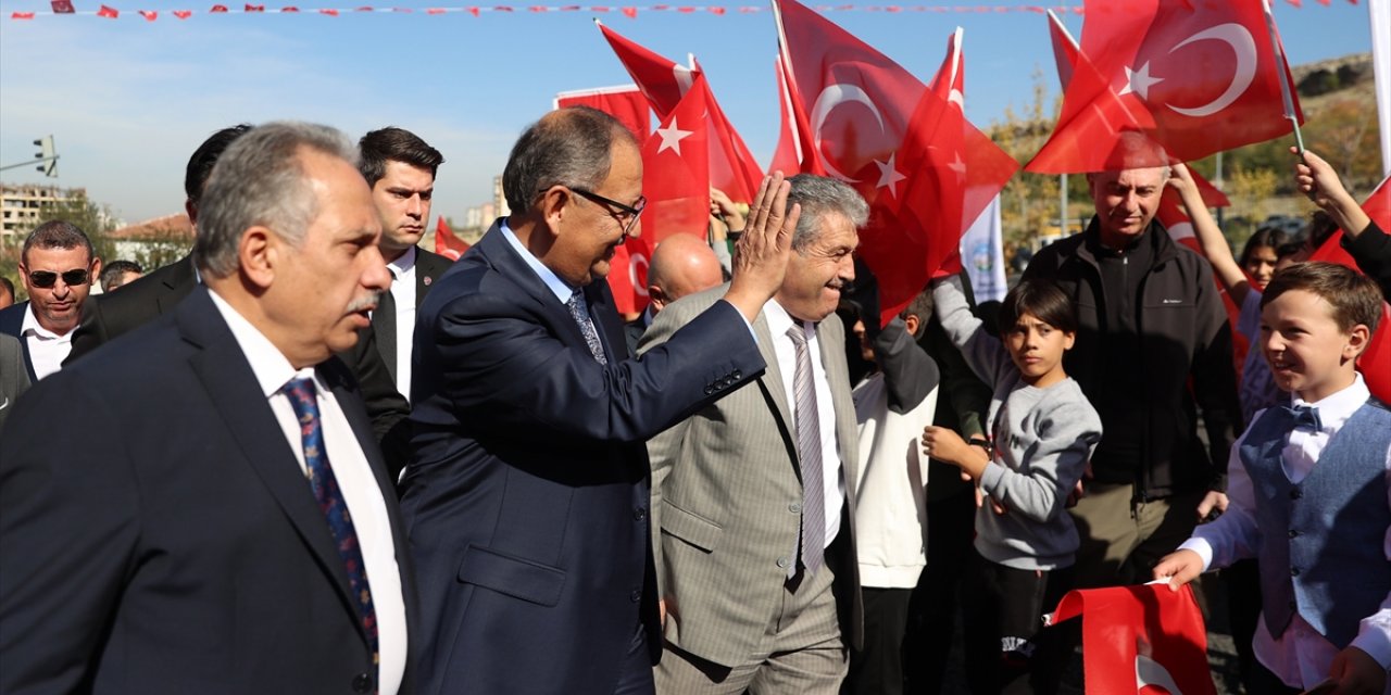 Bakan Özhaseki, Kayseri'de okul açılışına katıldı: