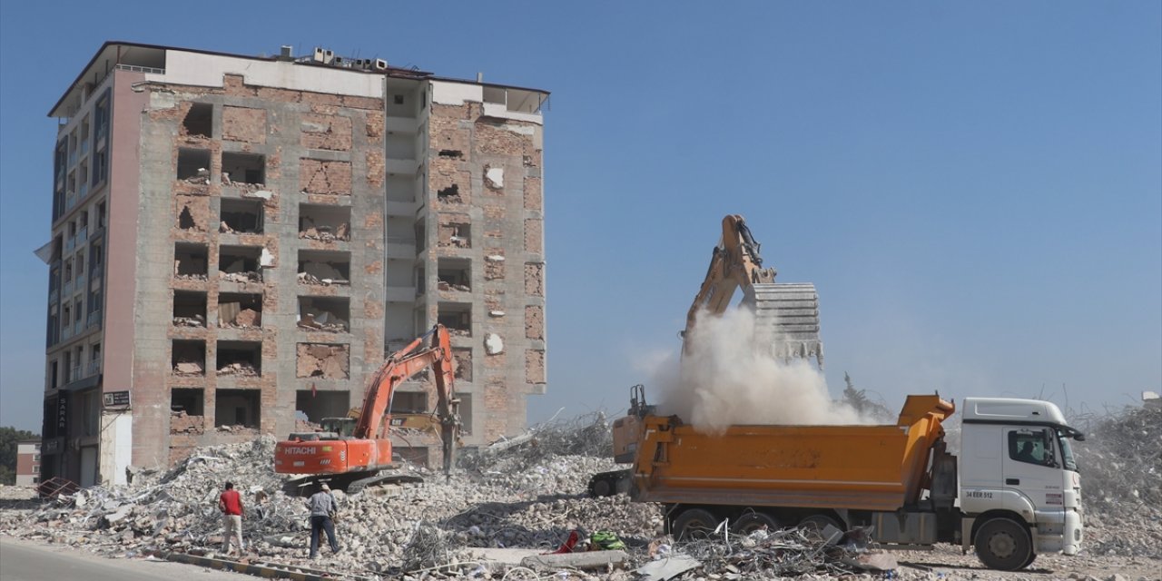 Hatay'da ağır hasarlı binaların kontrollü yıkımı sürdü