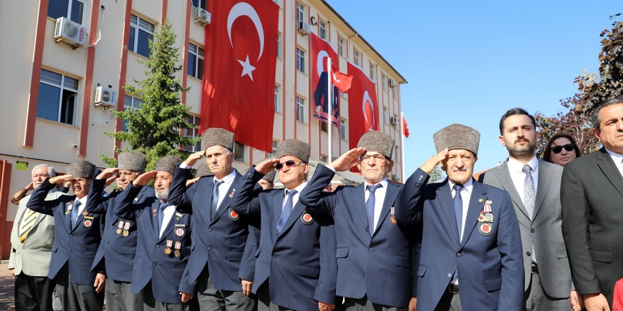 Sakarya ve çevre illerde Cumhuriyet Bayramı kutlamaları kapsamında çelenk sunma töreni yapıldı