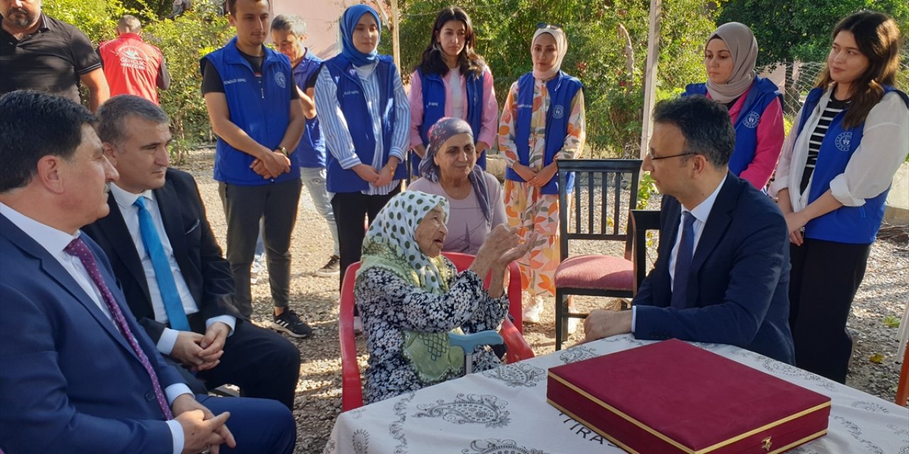 Kadirli Kaymakamı Güney, 100 yaşındaki kadını ziyaret etti