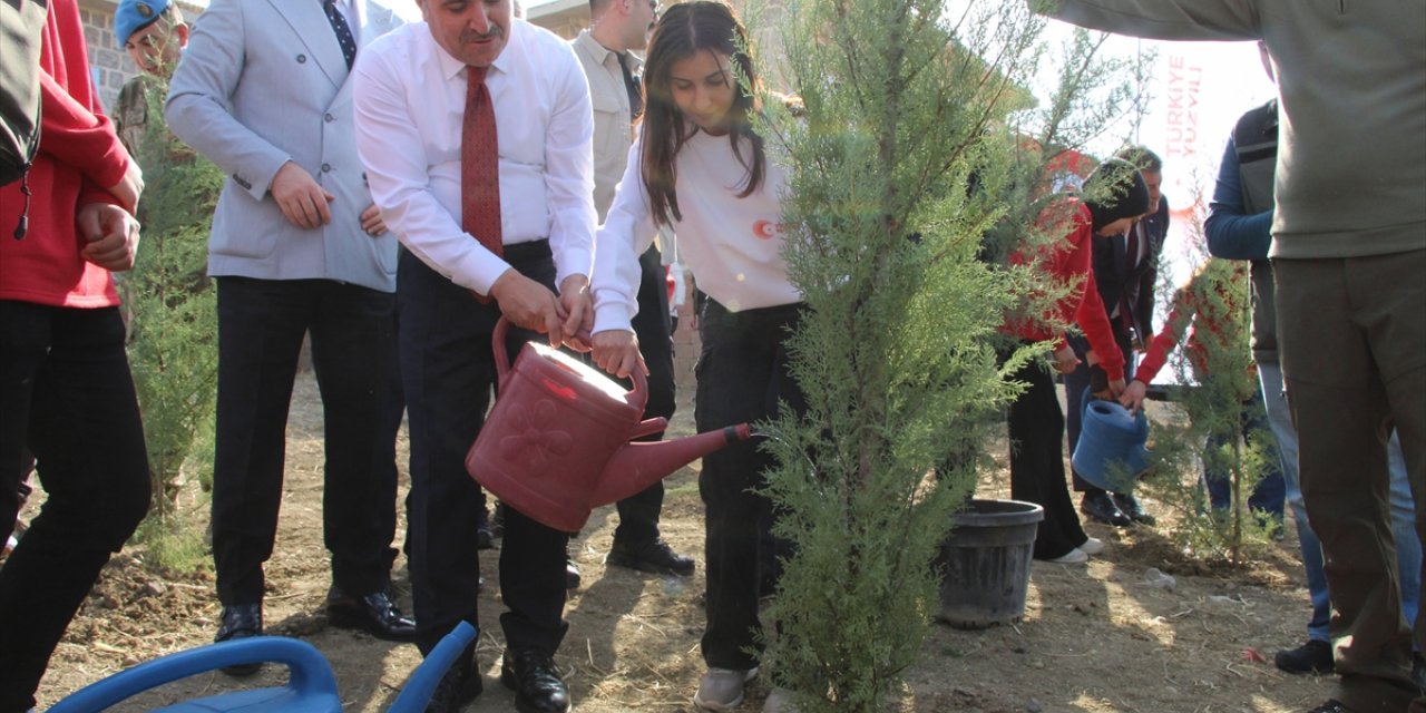 Şırnak'ta Cumhuriyet'in 100. yılında 100 fidan toprakla buluşturuldu