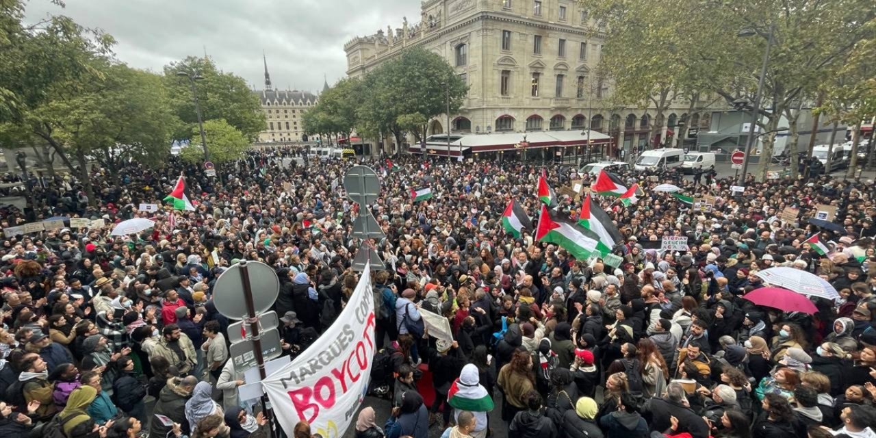 Paris'te yasağa rağmen Filistin'e destek gösterisi düzenleniyor