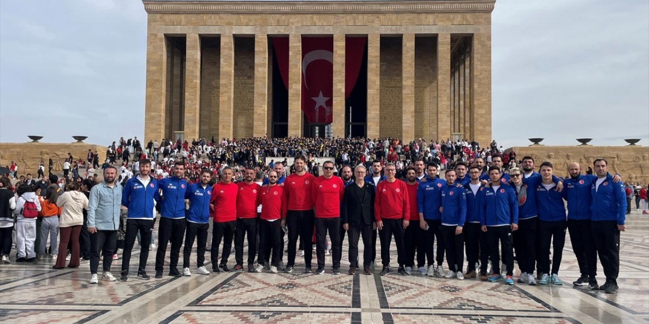 A Milli Erkek Hentbol Takımı, Cumhuriyet'in 100. yılı dolayısıyla Anıtkabir'i ziyaret etti