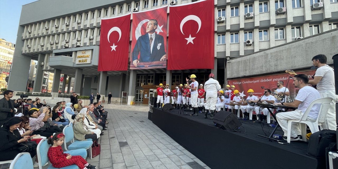 Zonguldak'ta madenciler Cumhuriyet'in 100. yılına özel konser verdi