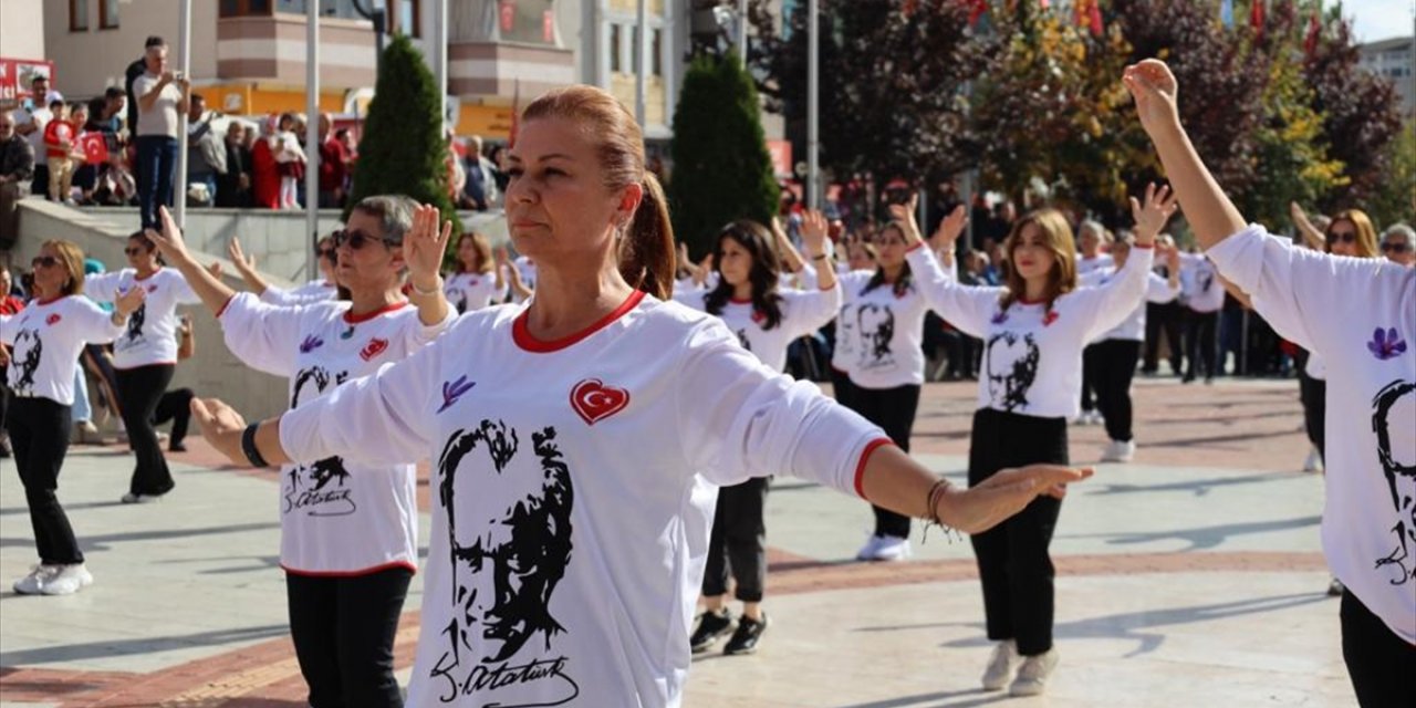 Karabük'te 100 kişi aynı anda zeybek oynadı