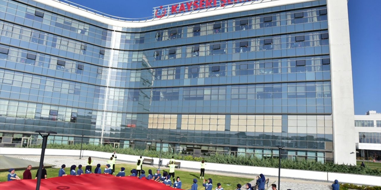 Kayseri'de Cumhuriyet'in 100. yılı coşkusu çocuklar için hastaneye taşındı