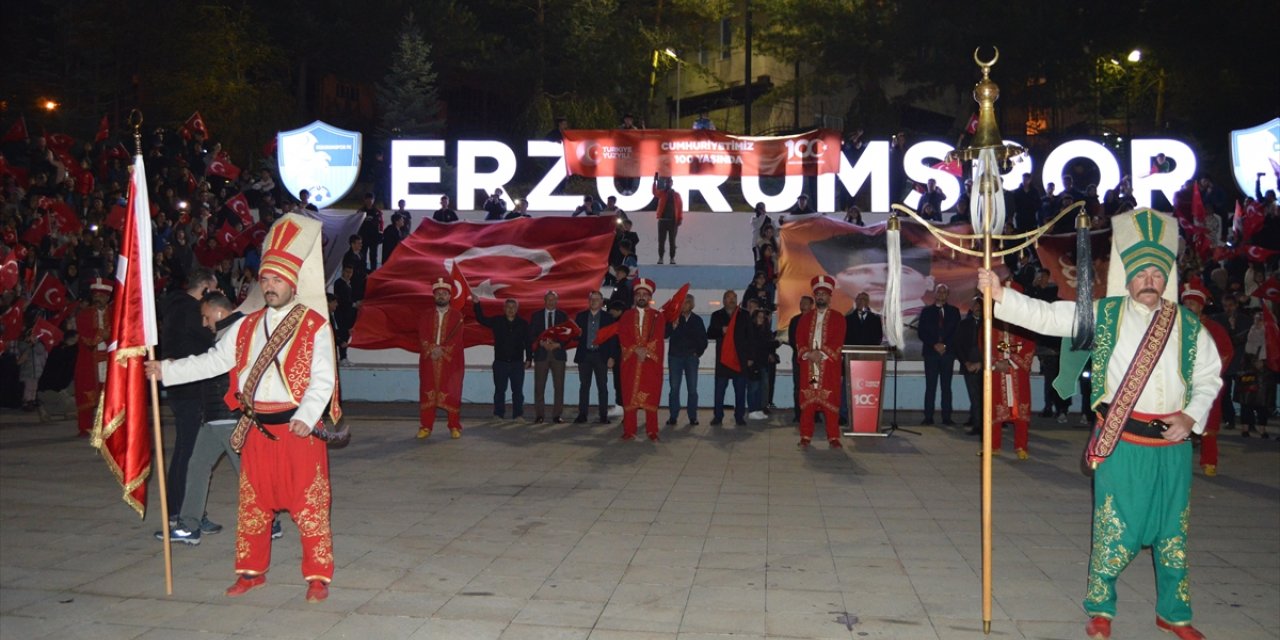 Erzurum'da Cumhuriyet'in 100. yılı etkinlikleri kapsamında "Fener Alayı" düzenlendi