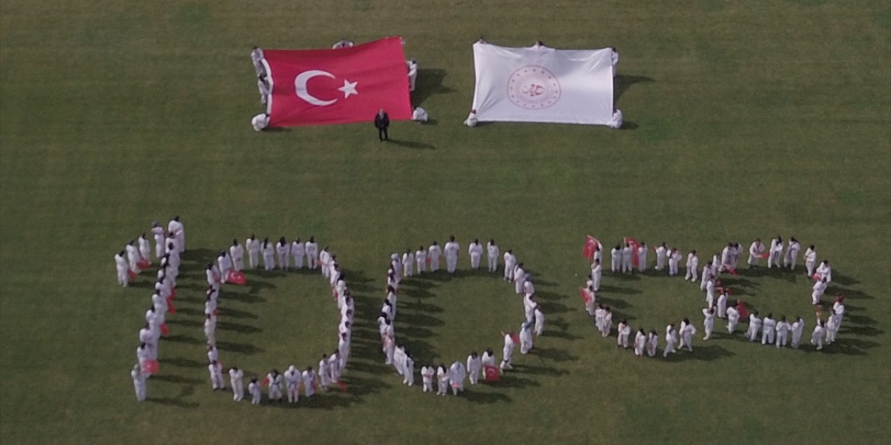 Tekvandoculardan Cumhuriyet'in 100. yılı kutlaması