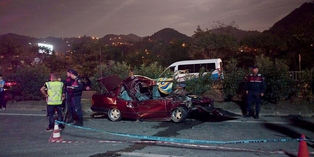 Trabzon'da kamyona çarpan otomobilin sürücüsü öldü