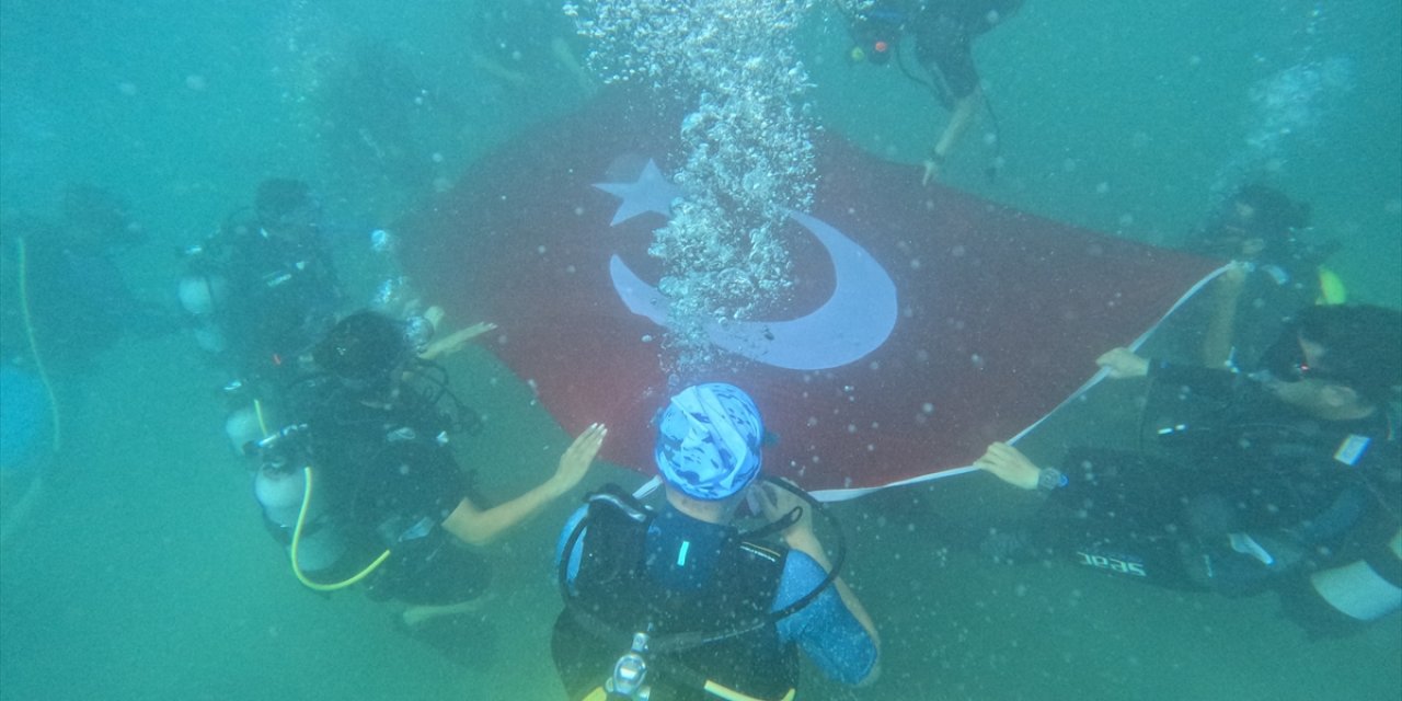 Antalya'da Cumhuriyet'in 100. yılında su altında Türk bayrağı açıldı