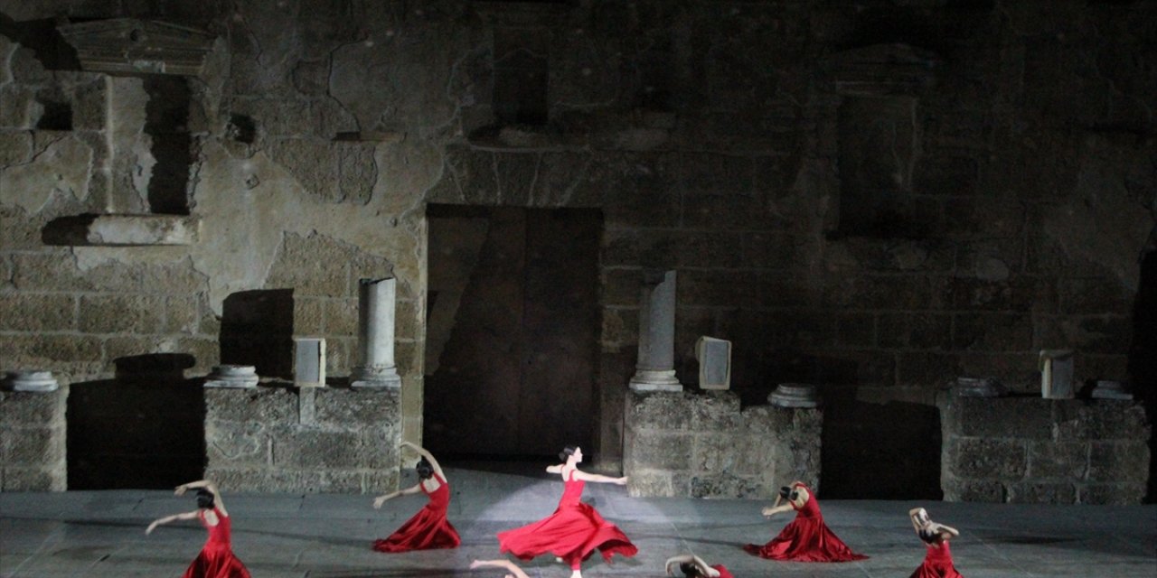 Aspendos Antik Tiyatrosu'nda "Cumhuriyet'in Asırlık Yüzü" gösterisi yapıldı